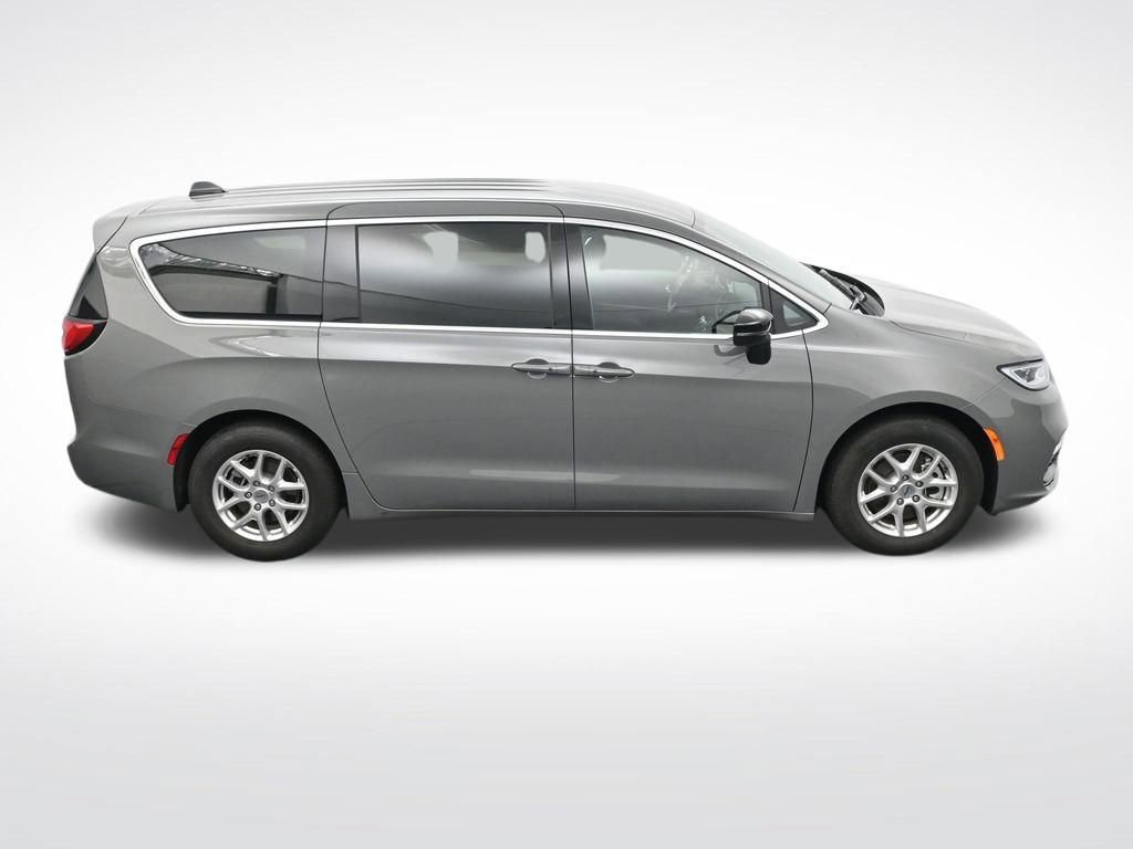 Used 2025 Chrysler Pacifica Select image 24
