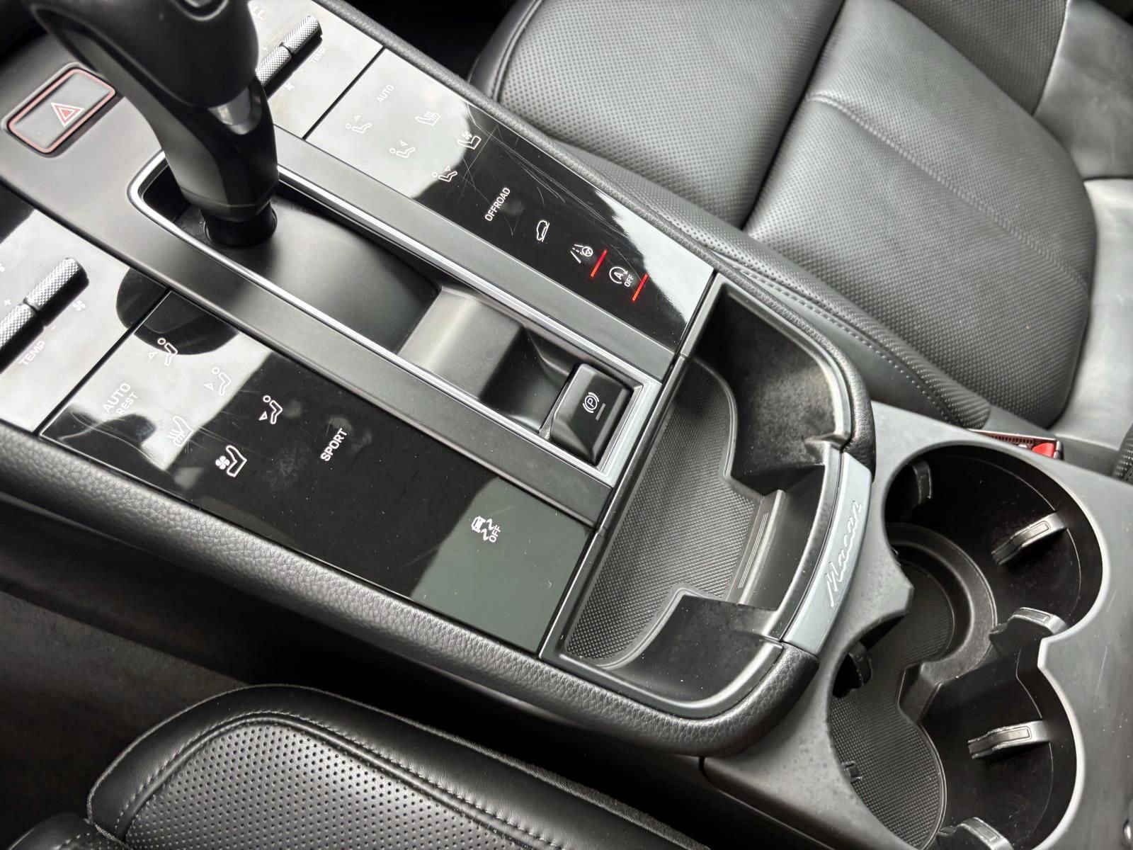 Certified 2023 Porsche Macan AWD/4WD image 33