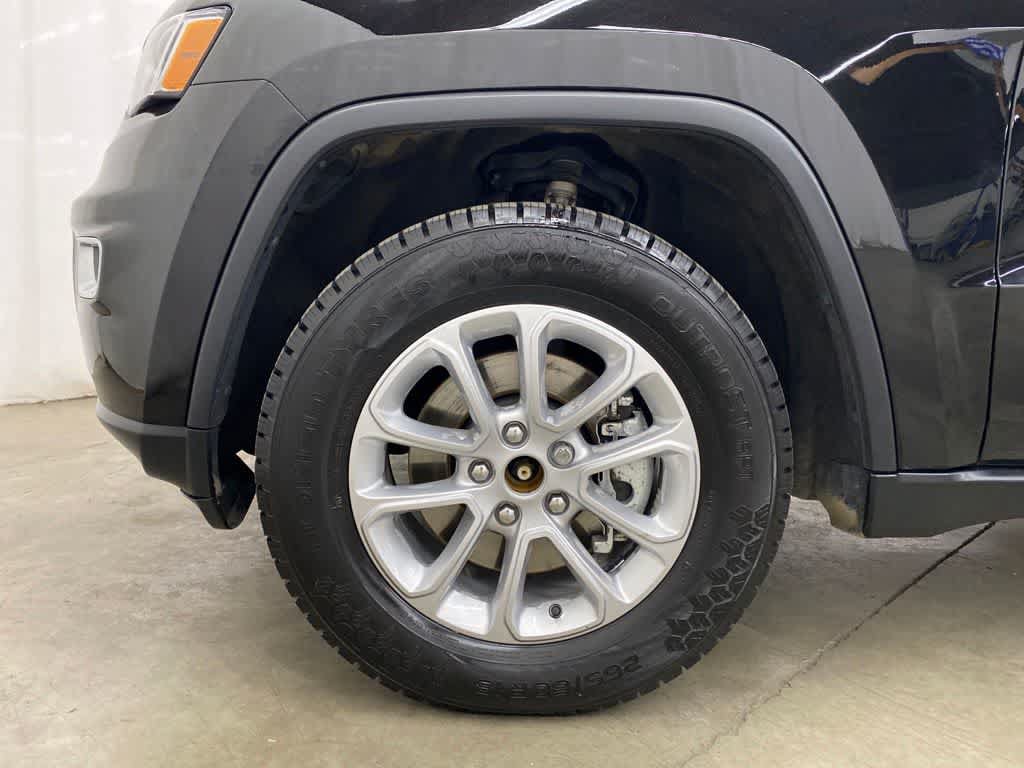 Used 2021 Jeep Grand Cherokee Laredo w/ Security & Convenience Group AWD/4WD image 11