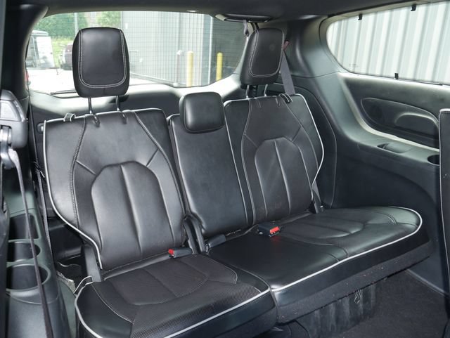 Used 2022 Chrysler Pacifica Limited w/ Uconnect Theater Family Group FWD image 23