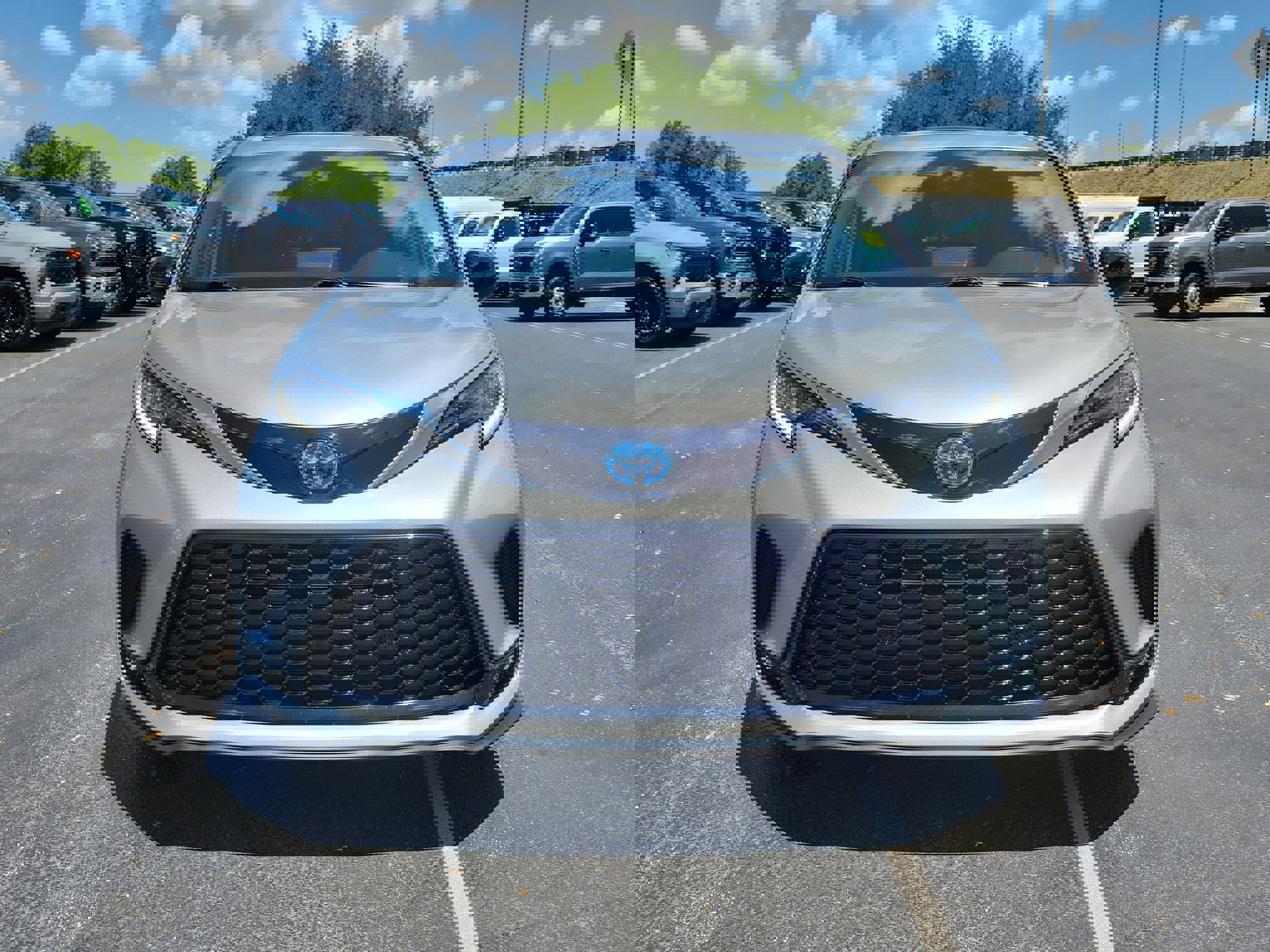 Used 2024 Toyota Sienna XSE w/ XSE Plus Package AWD/4WD image 2