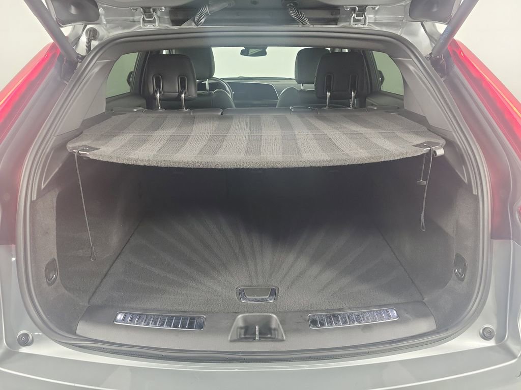 Used 2025 Cadillac XT4 Premium Luxury FWD image 8