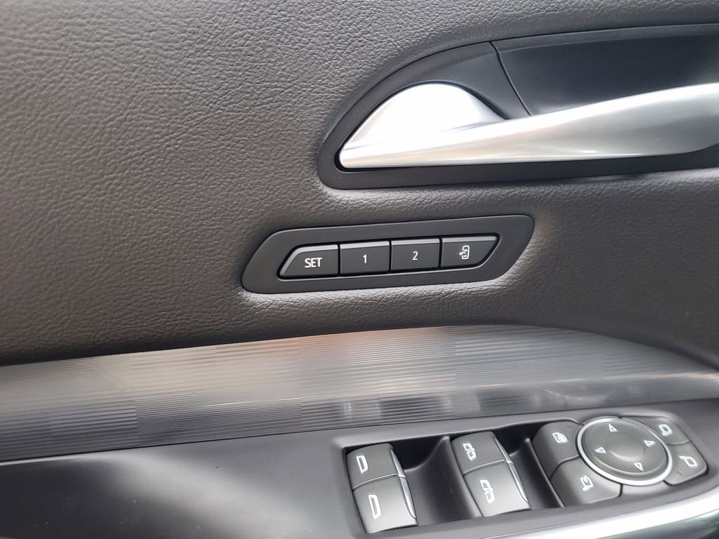 Used 2025 Cadillac XT4 Premium Luxury image 18