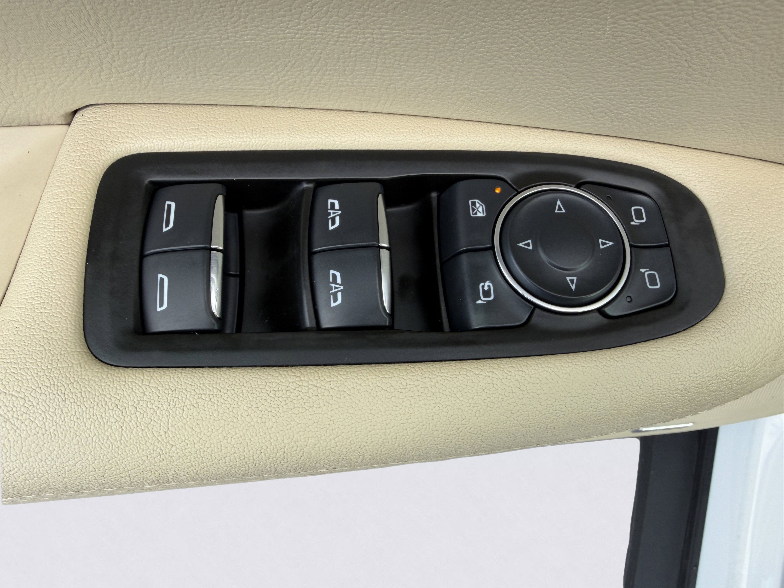 Used 2017 Cadillac XT5 Luxury w/ Driver Awareness Package image 28