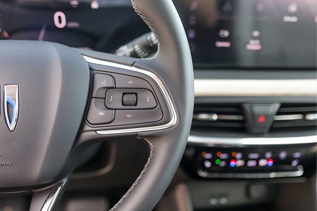 Used 2025 Buick Encore GX Avenir w/ Avenir Technology Package FWD image 11