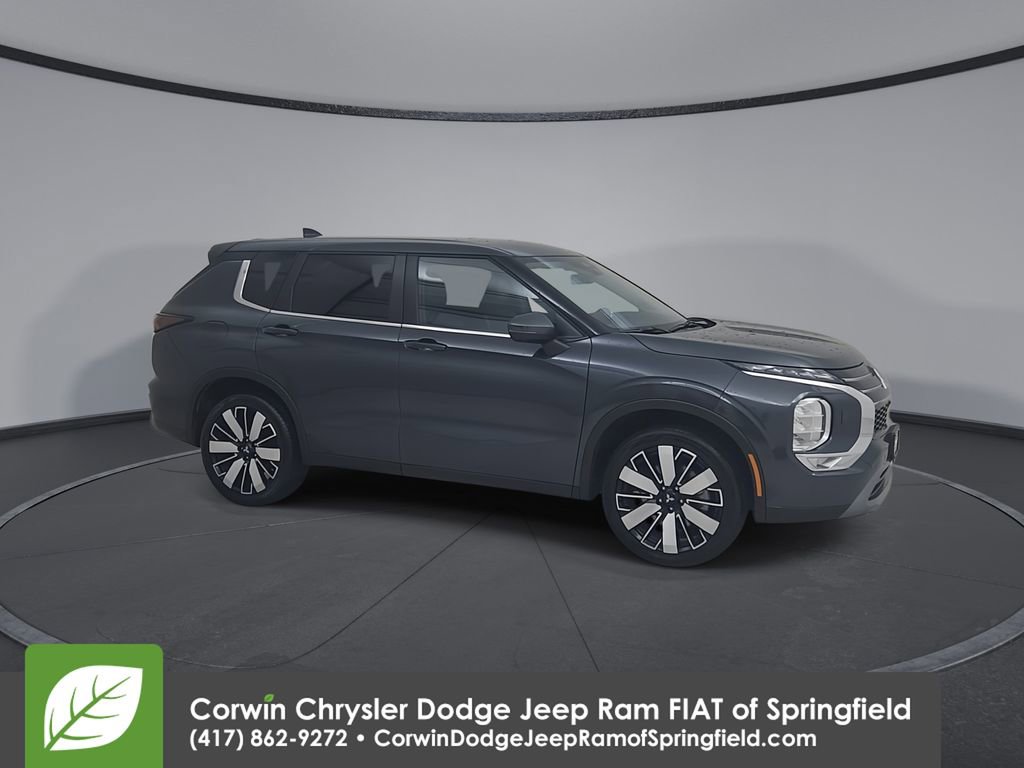 Used 2025 Mitsubishi Outlander SE image 2