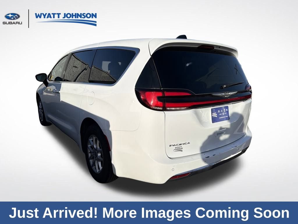Used 2024 Chrysler Pacifica Touring-L image 5