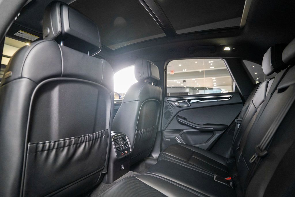 Certified 2025 Porsche Macan image 16
