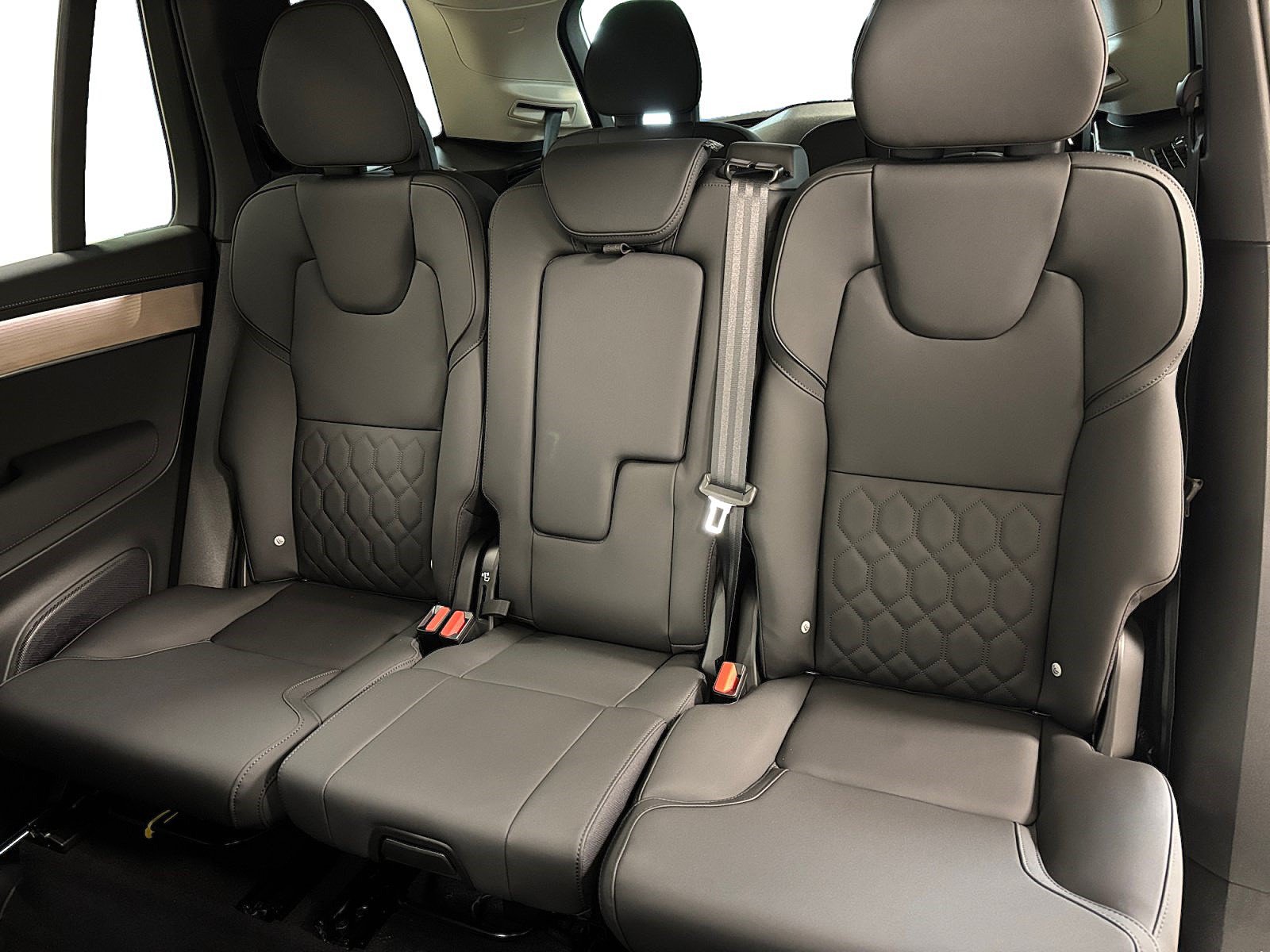 New 2026 Volvo XC90 B6 Plus w/ Protection Package Premier AWD/4WD image 42