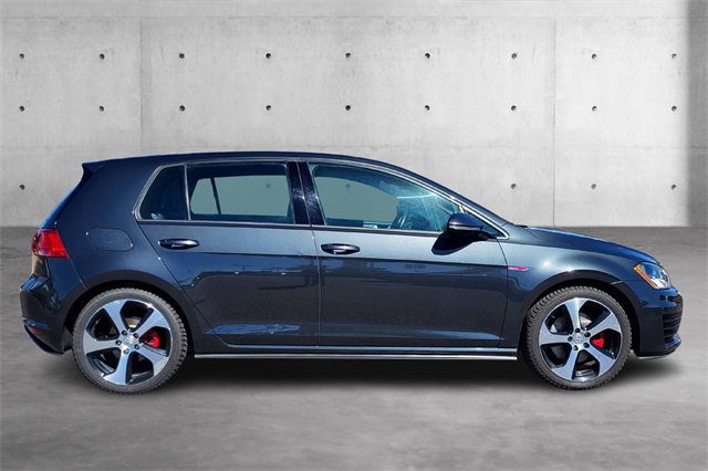 Used 2017 Volkswagen Golf S image 2
