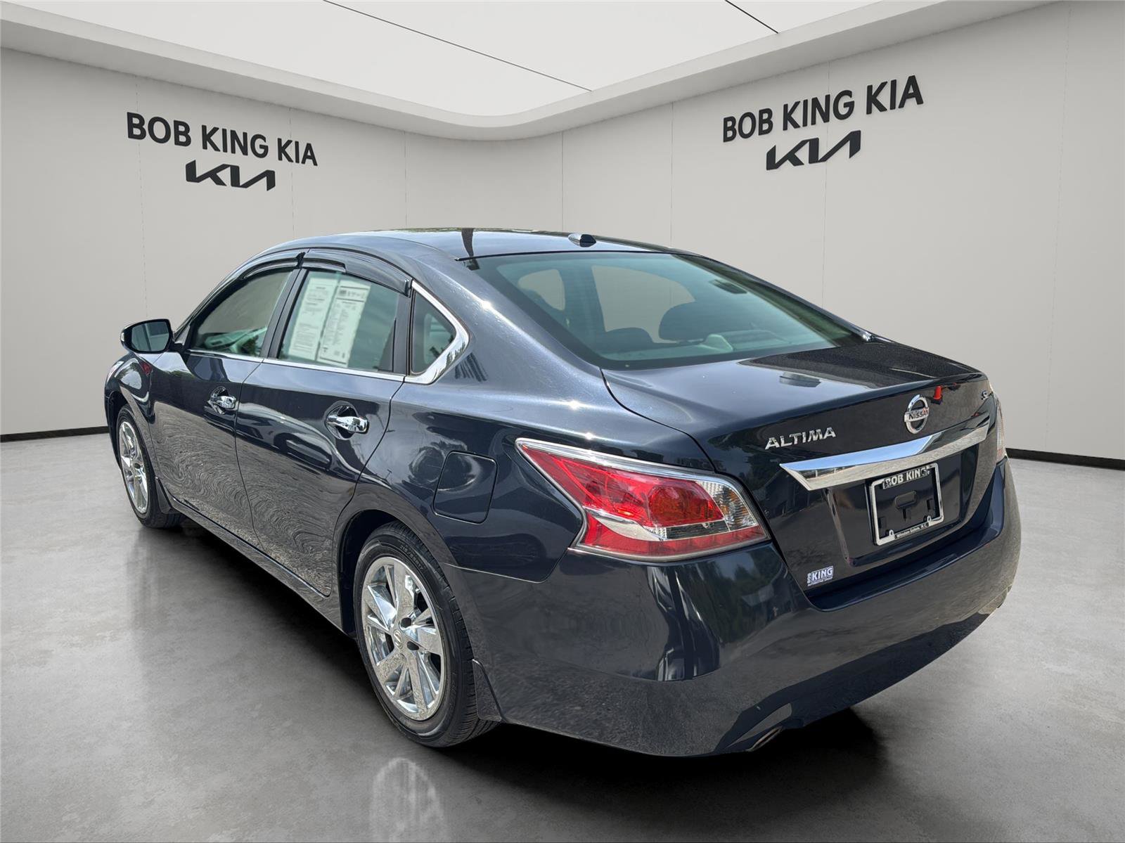 Used 2015 Nissan Altima 2.5 SL w/ Technology Package FWD image 3