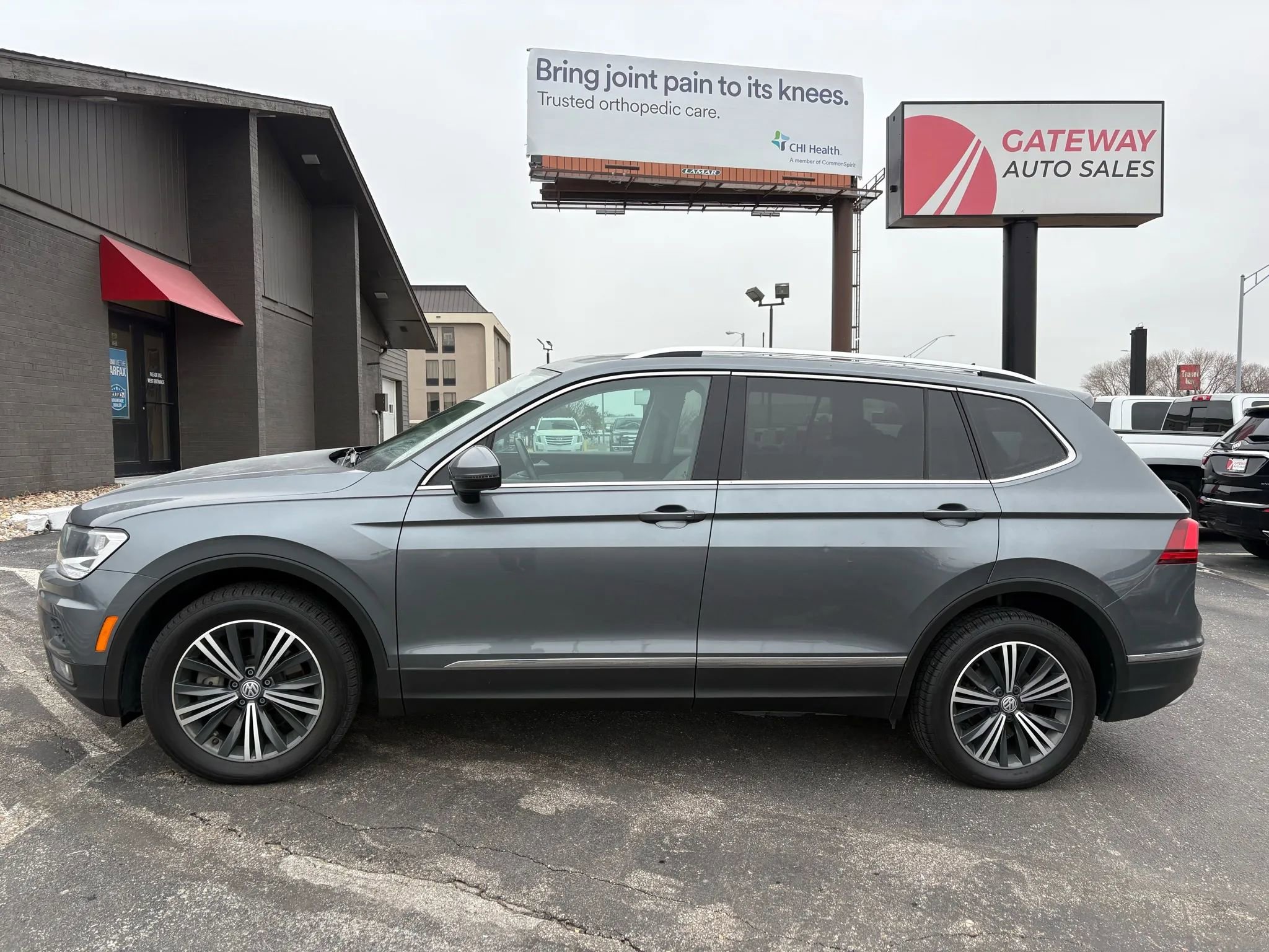 Used 2019 Volkswagen Tiguan SEL image 2