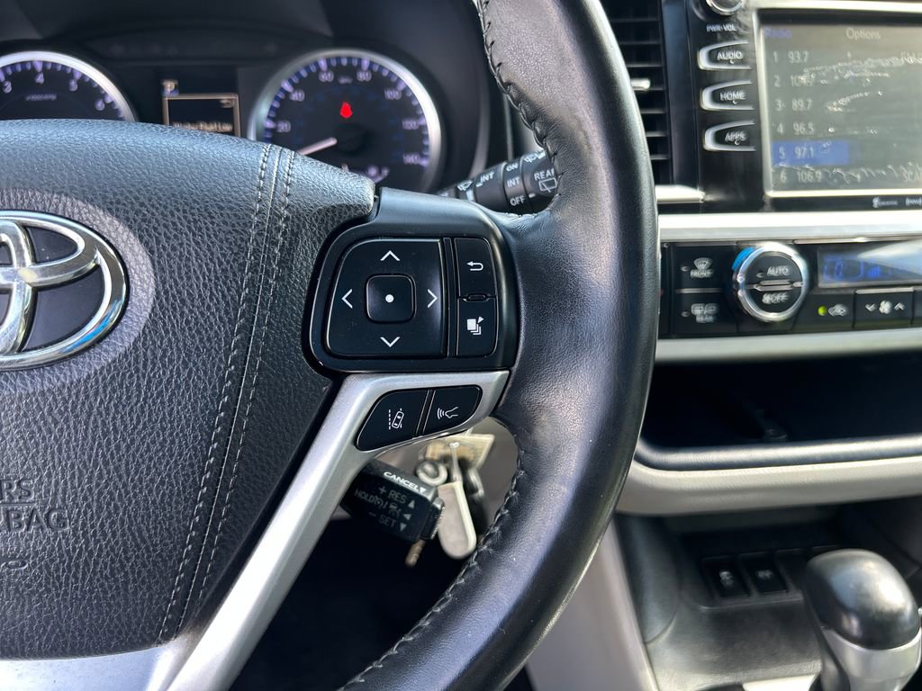 Used 2018 Toyota Highlander Plus FWD image 23