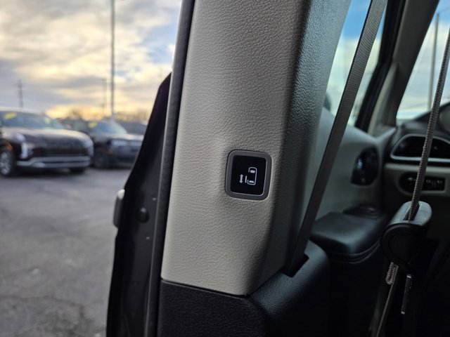 Used 2022 Chrysler Pacifica Touring-L image 33