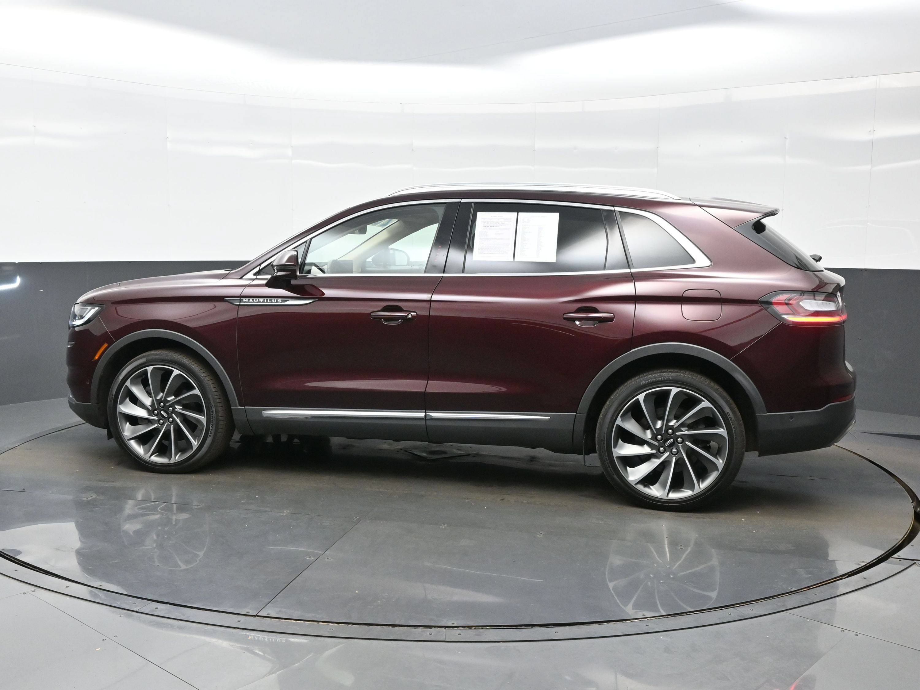 Used 2023 Lincoln Nautilus Reserve w/ Equipment Group 202A AWD/4WD image 3