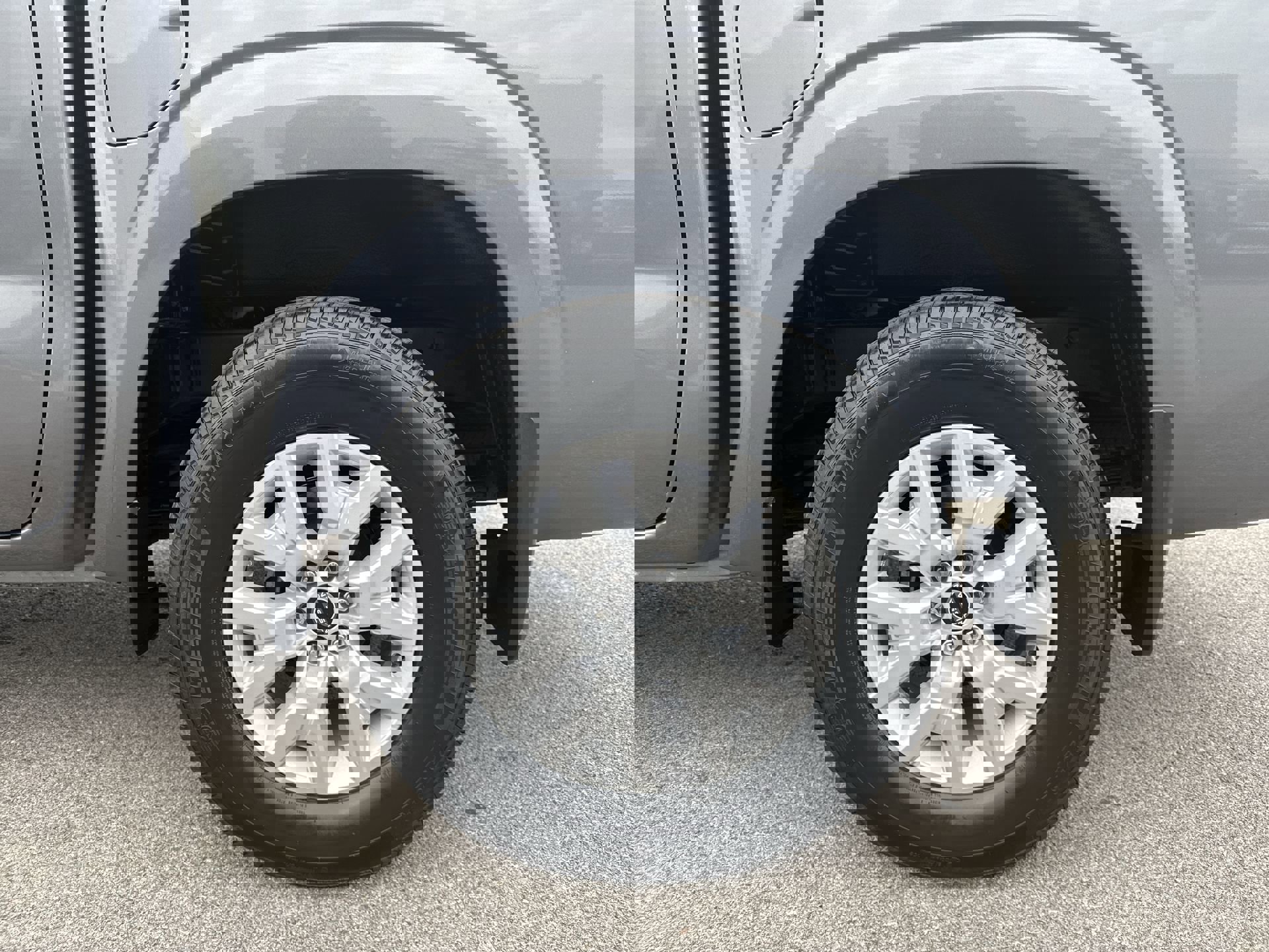 Used 2022 Nissan Frontier SV image 34