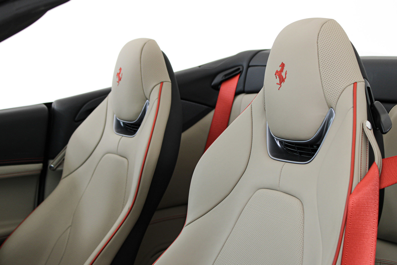 Used 2023 Ferrari Portofino M RWD image 33