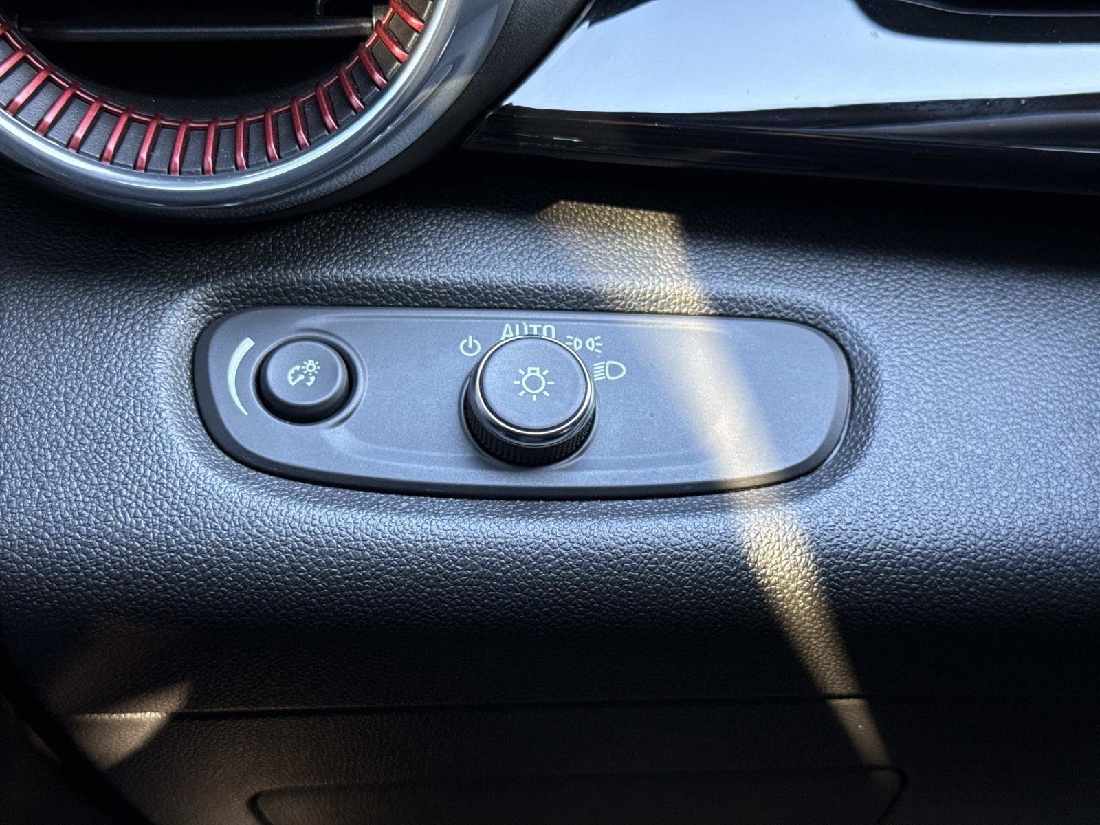 Used 2025 Chevrolet Trax RS w/ Sunroof Package image 13