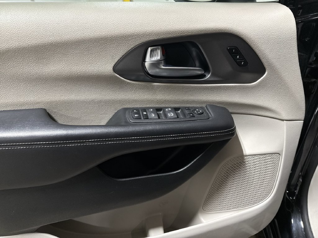 Used 2023 Chrysler Pacifica Touring-L FWD image 20