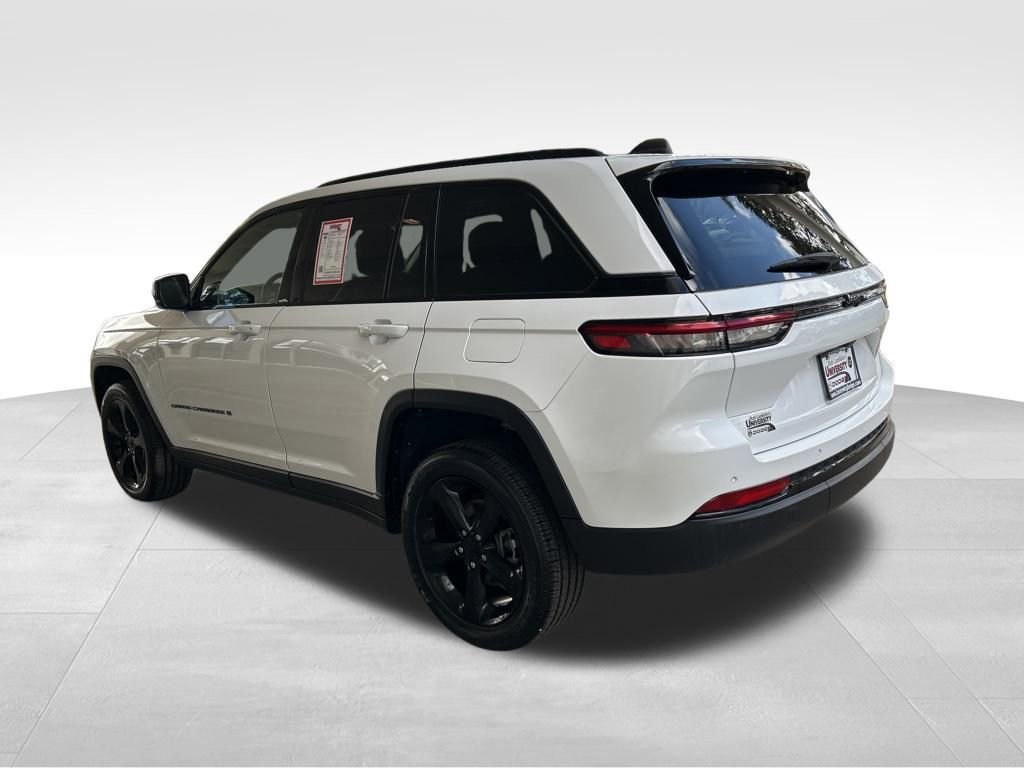 Used 2025 Jeep Grand Cherokee Altitude RWD image 4