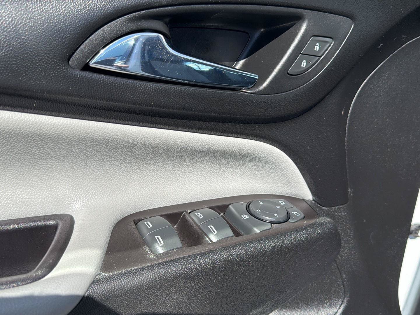 Used 2019 Chevrolet Equinox LS w/ LPO, Floor Liner Package AWD/4WD image 9