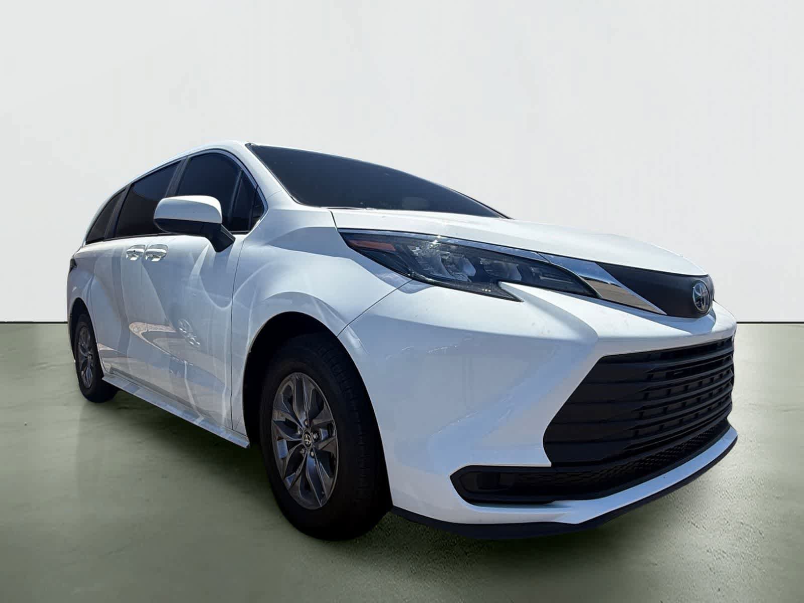 Used 2025 Toyota Sienna LE FWD image 5