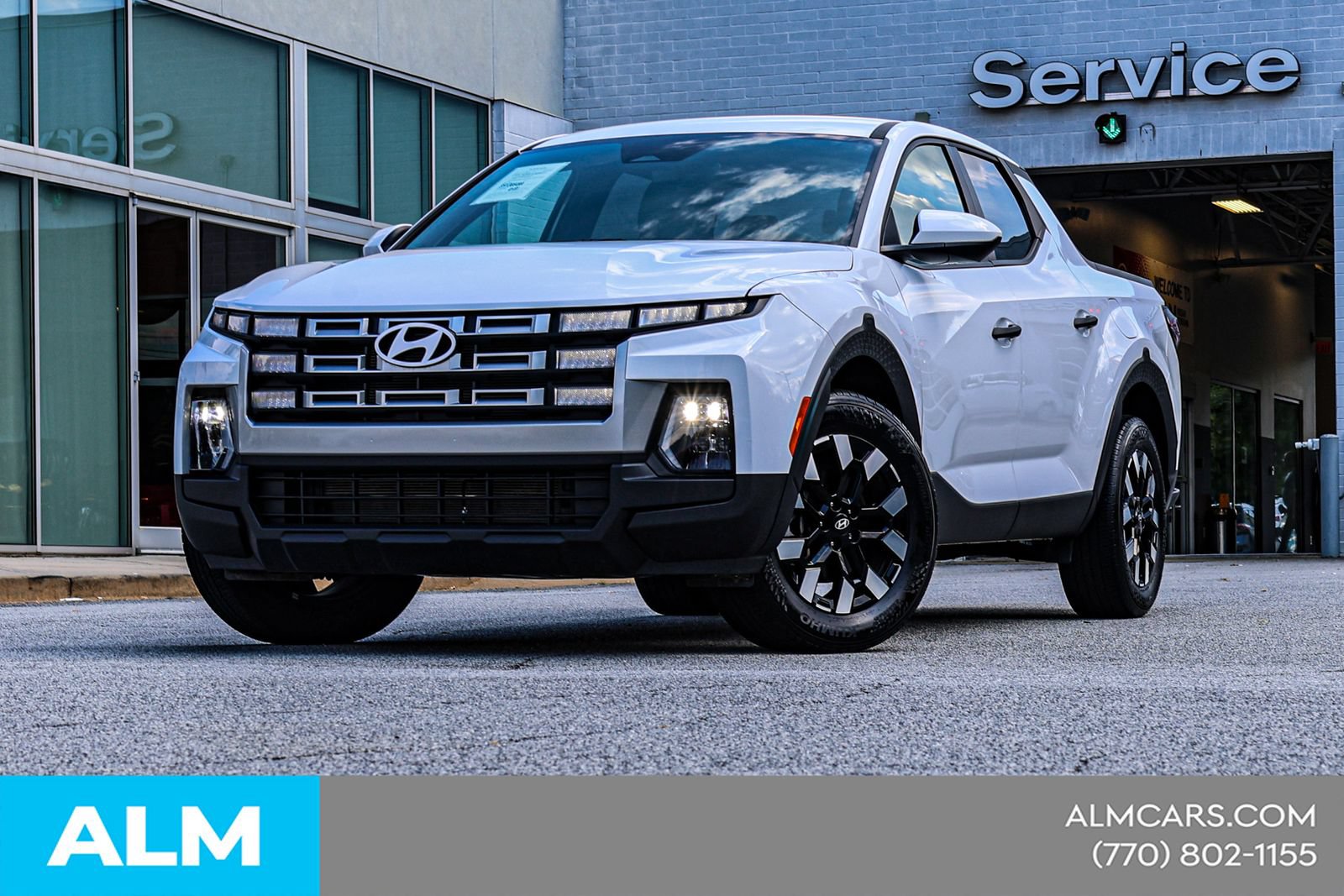 Used 2025 Hyundai Santa Cruz SE FWD image 2