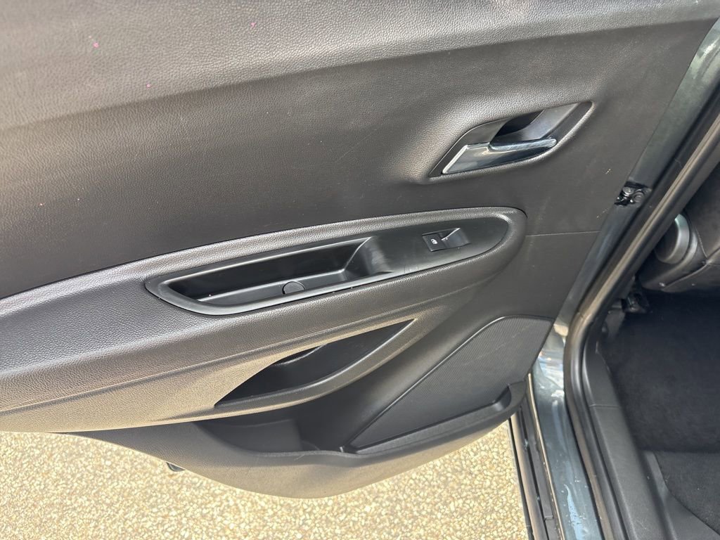 Used 2018 Chevrolet Trax LT w/ LT Convenience Package image 16