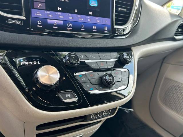 Certified 2024 Chrysler Pacifica Touring-L FWD image 22