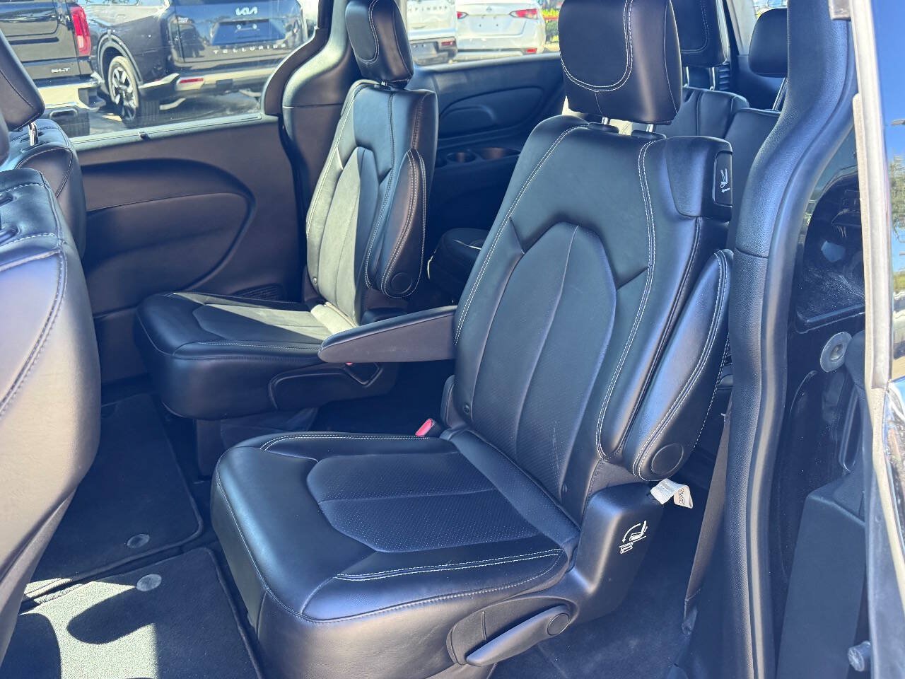 Used 2027 Chrysler Pacifica Select FWD image 13