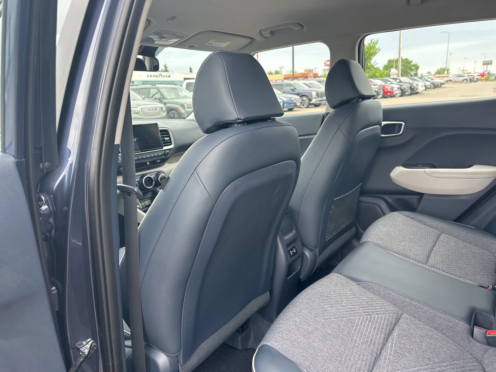 Used 2025 Hyundai Venue Limited FWD image 16