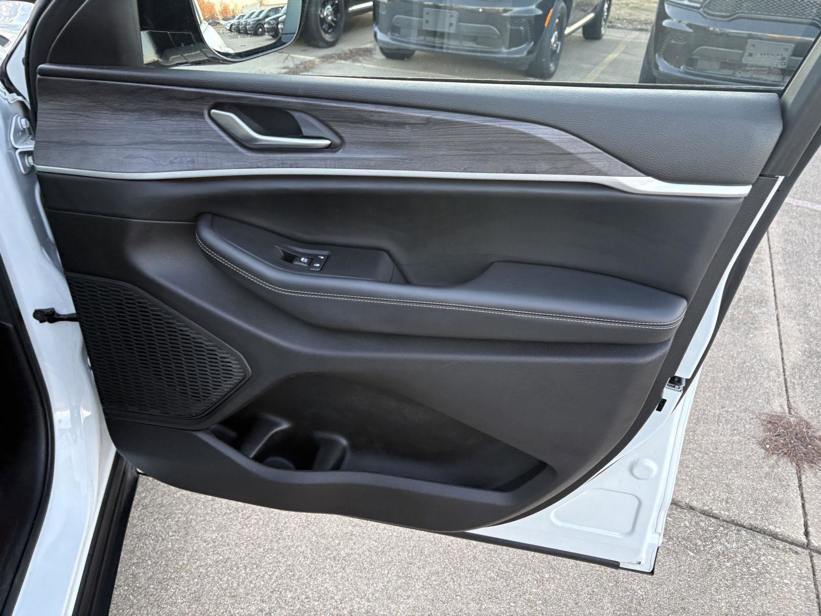 Used 2023 Jeep Grand Cherokee L Limited image 21