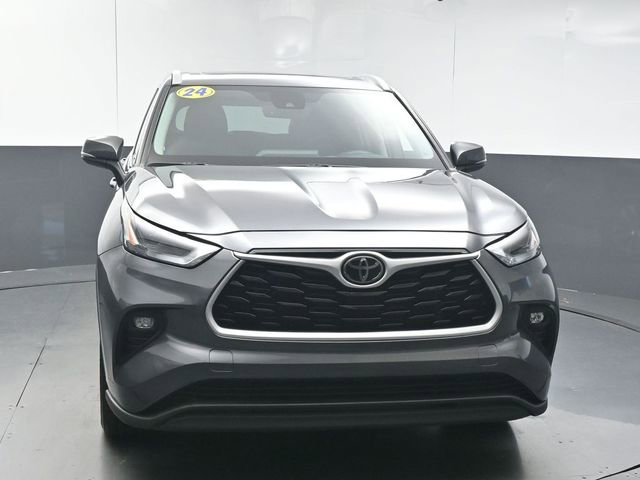 Used 2024 Toyota Highlander XLE FWD image 3