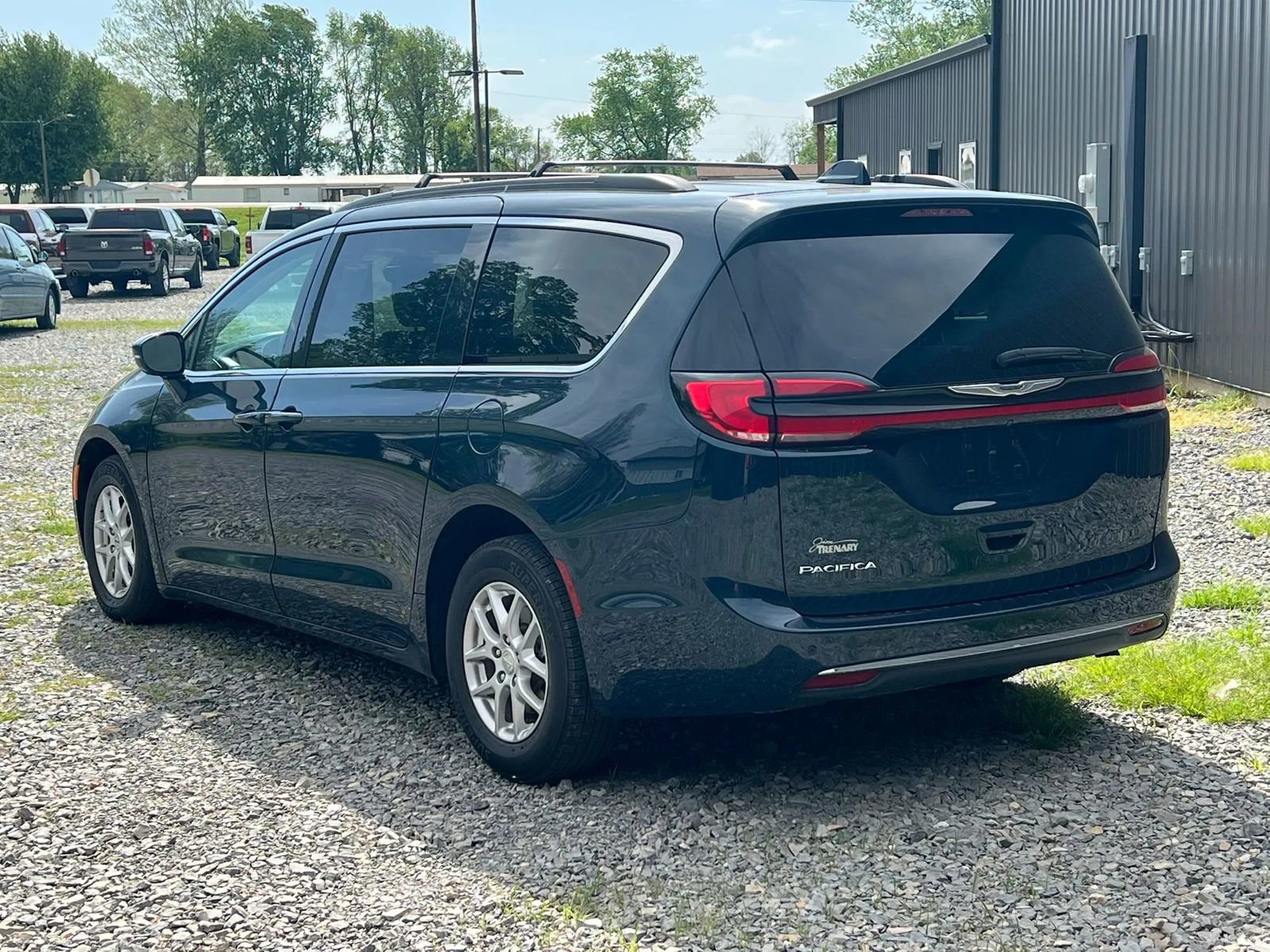 Used 2022 Chrysler Pacifica Touring-L FWD image 3