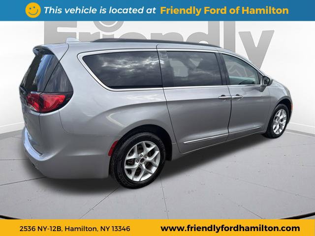 Used 2017 Chrysler Pacifica Touring-L w/ Tire & Wheel Group FWD image 9