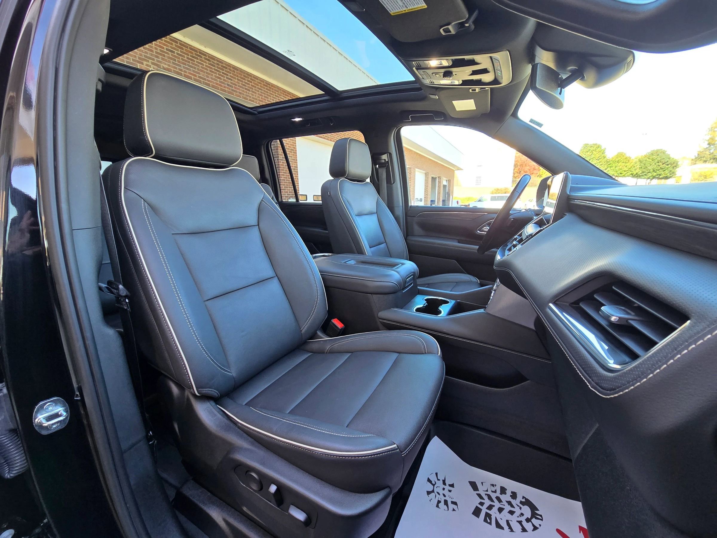 Used 2023 GMC Yukon XL SLT image 13