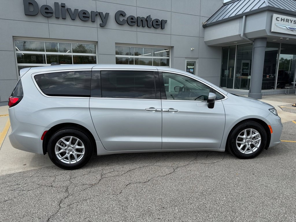 Used 2023 Chrysler Pacifica Touring-L FWD image 4