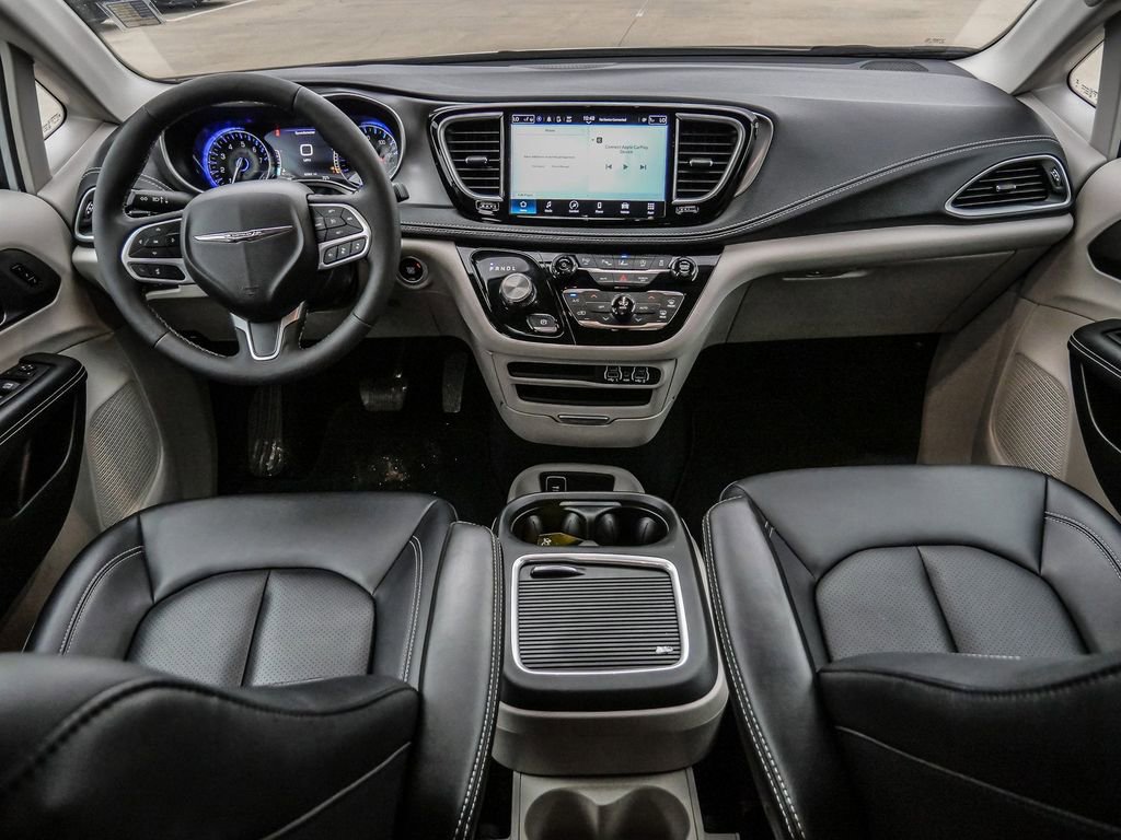 Used 2024 Chrysler Pacifica Touring-L image 25