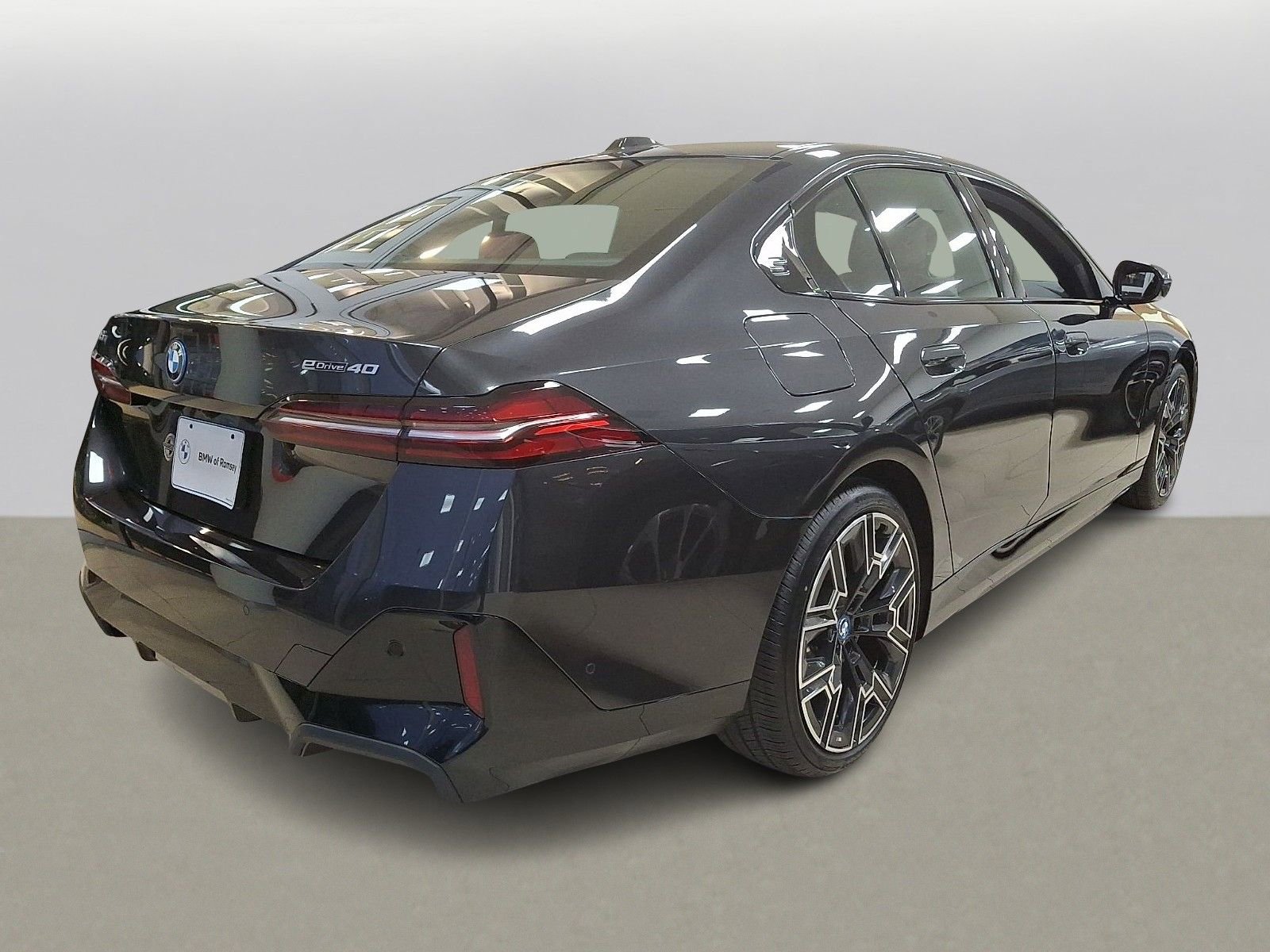 Used 2025 BMW i5 eDrive40i w/ M Sport Package RWD image 4