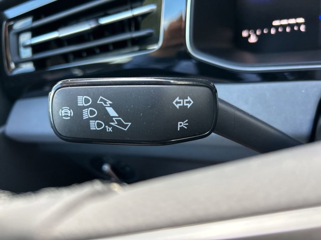 Used 2025 Volkswagen Jetta SE w/ Sunroof Package image 29