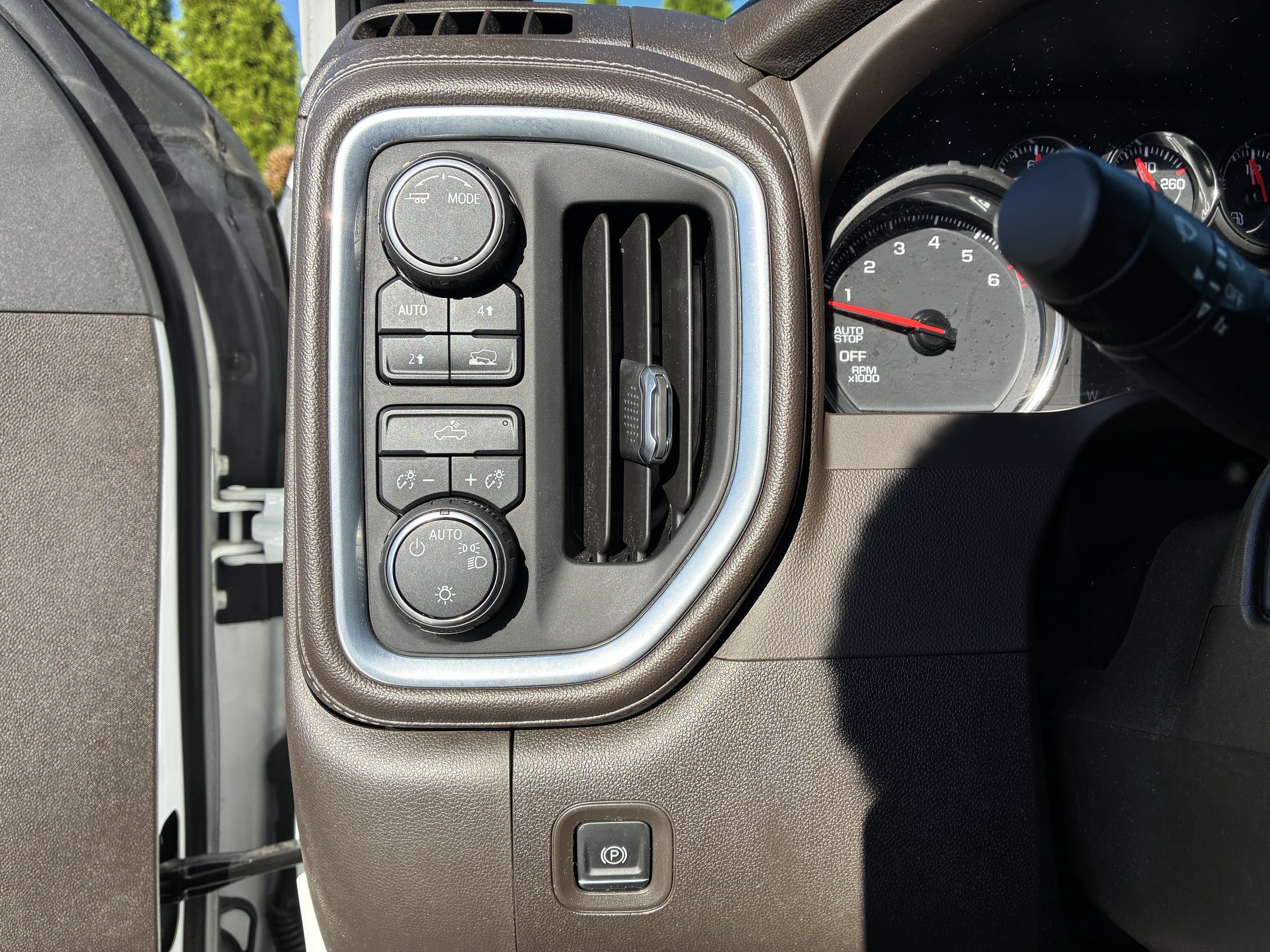 Used 2022 Chevrolet Silverado 1500 LT AWD/4WD image 27