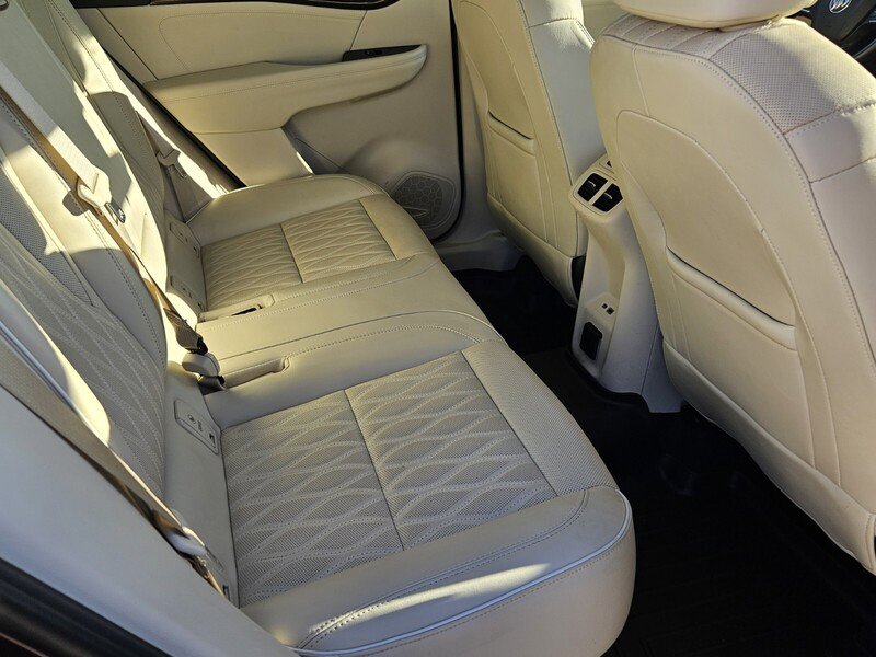 Used 2022 Buick Envision Avenir w/ Technology Package II image 14