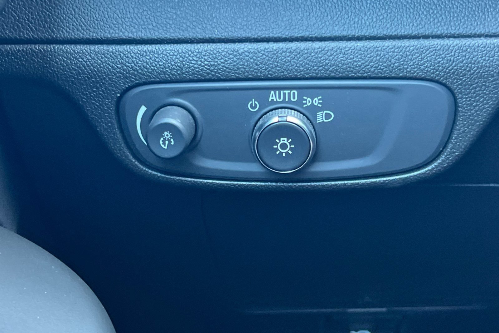 Used 2023 Chevrolet Bolt EUV Premier w/ Sun & Sound Package FWD image 39