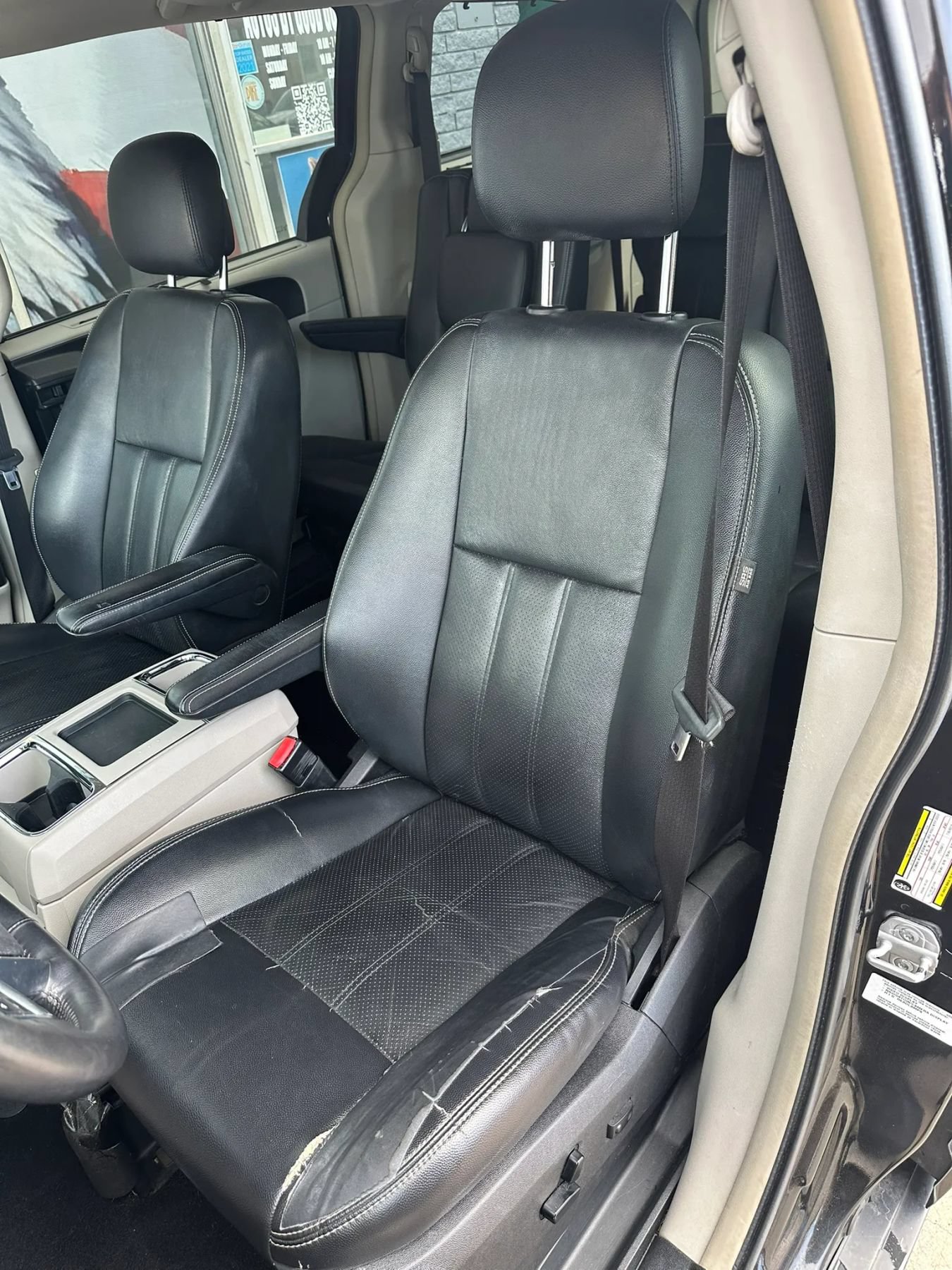 Used 2011 Chrysler Town & Country Touring-L w/ Driver Convenience Group FWD image 10