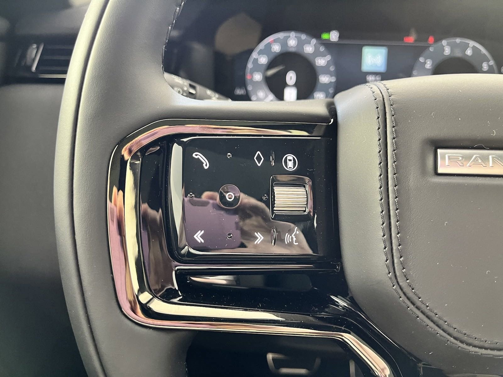 Used 2025 Land Rover Range Rover Velar Dynamic SE image 15