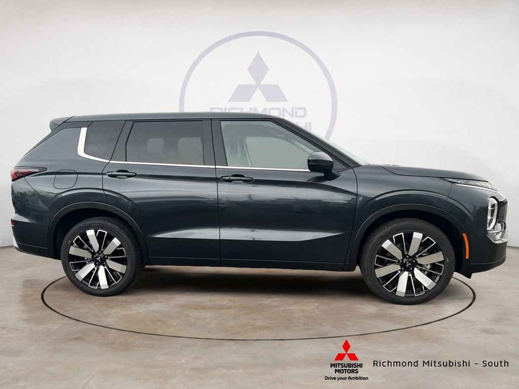 New 2026 Mitsubishi Outlander SE image 2