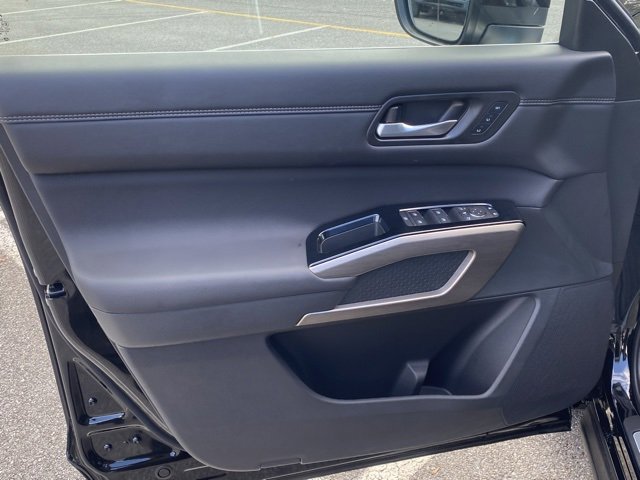 New 2025 Nissan Pathfinder Platinum w/ Black Appearance Package image 12