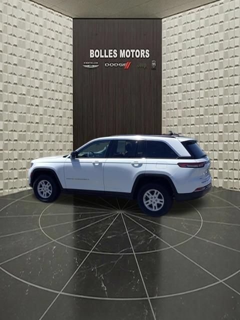 Certified 2023 Jeep Grand Cherokee Laredo AWD/4WD image 8