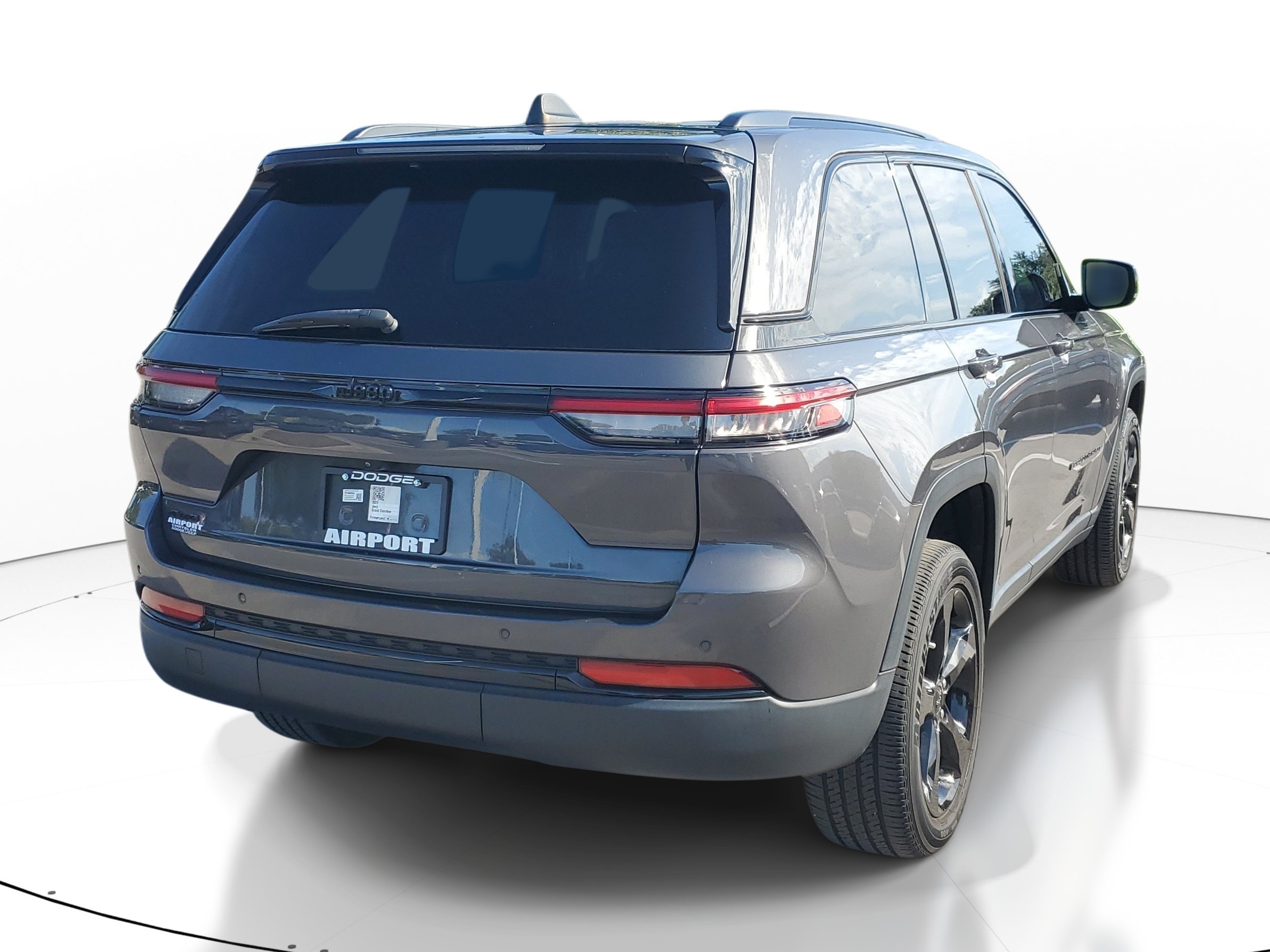 Used 2023 Jeep Grand Cherokee Altitude AWD/4WD image 6