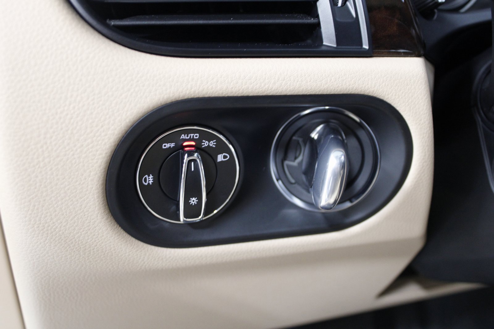 Certified 2025 Porsche Macan image 26